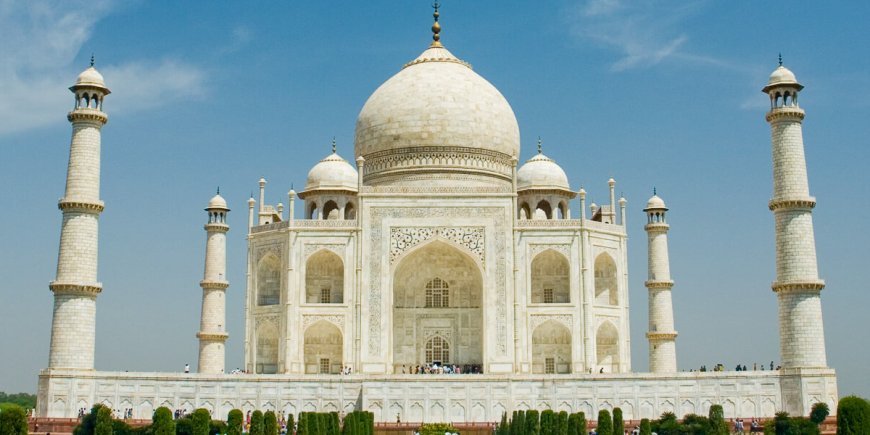 Thousands of tourists visited Taj Mahal during the holidays, ACP visited to see the arrangements, gave instructions to the guides- No one should be cheated