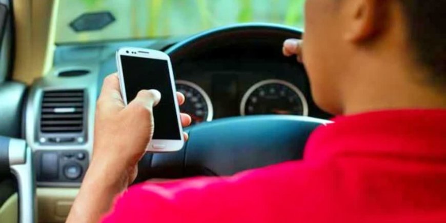 Now you will be automatically fined for using phone while driving in Agra