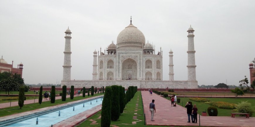 Crowds at Taj Mahal on the last day of the year, tourists queue up in the cold, ASI cancels holidays of employees