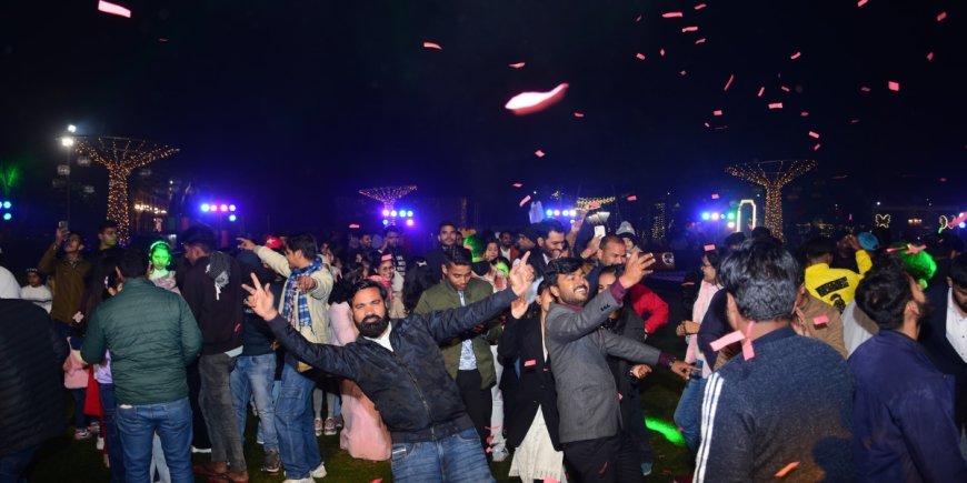 New Year was celebrated with great pomp in Agra, see the pictures of the celebrations and late night parties