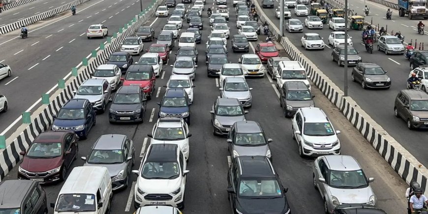 Heavy traffic jam in the city on New Year, long traffic queues from Yamuna bank to Etmaduddaula.