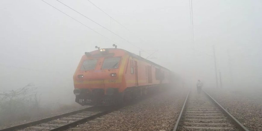 Taj Mahal covered in fog, trains delayed for hours, vehicles also moved slowly