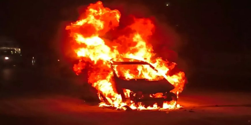 Fire in a moving car: A family coming from Lucknow for a trip met with an accident in Agra, a car stuck in a traffic jam caught fire